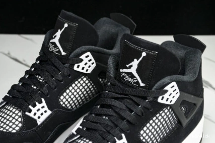 AIR 'WHITE JORDAN RETRO THUNDER' FQ8138-001 4 1023